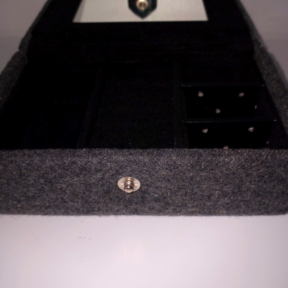 Mini gray jewelry box with snap button closure - Picture 9 of 9